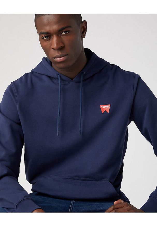 Wrangler - WRANGLER SIGN OFF HOODIE MĘSKA BLUZA Z KAPTUREM NIEROZPINANA REAL NAVY W651I3XW4. Typ kołnierza: kaptur