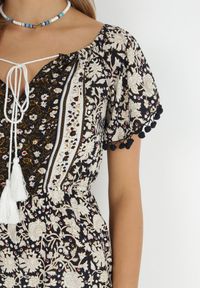 Born2be - Czarny Kombinezon Hesonia. Kolor: czarny. Długość rękawa: krótki rękaw. Długość: krótkie. Wzór: ażurowy, aplikacja, kwiaty. Styl: wakacyjny, boho #6