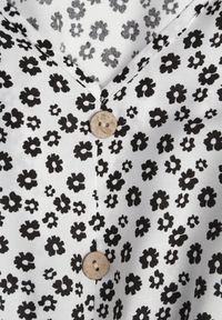 Renee - Biała Bawełniana Sukienka o Rozkloszowanym Kroju z Guzikami w Kwiatowy Wzór Roniva. Okazja: na imprezę, na co dzień. Kolor: biały. Materiał: bawełna. Wzór: kwiaty. Sezon: lato. Typ sukienki: rozkloszowane, proste. Styl: casual #3