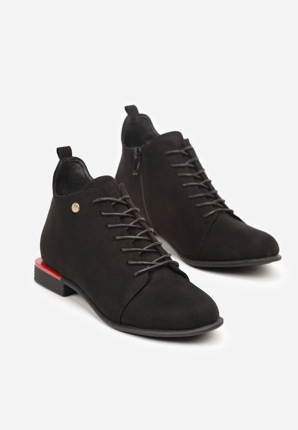 Born2be - Czarne Botki Typu Trzewiki z Imitacji Zamszu Vices Implie. Okazja: na co dzień. Kolor: czarny. Materiał: zamsz. Styl: casual, elegancki, klasyczny