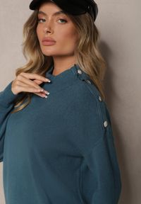 Renee - Granatowy Golf z Eleganckim Zapięciem na Ramieniu Ozdobiony Cyrkoniami przy Guzikach Maririna. Okazja: na co dzień, na spotkanie biznesowe, do pracy. Typ kołnierza: golf. Kolor: niebieski. Materiał: jeans. Długość rękawa: długi rękaw. Długość: długie. Wzór: aplikacja. Styl: elegancki