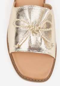 Renee - Złote Klapki na Płaskiej Podeszwie z Regulowaną Kokardką w Stylu Boho Nadafer. Kolor: złoty. Materiał: len. Wzór: haft. Sezon: lato. Obcas: na płaskiej podeszwie. Styl: boho #6