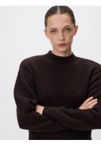 Reserved - Sweter z wełną - ciemnobrązowy. Kolor: brązowy. Materiał: wełna. Długość: krótkie. Wzór: gładki #1