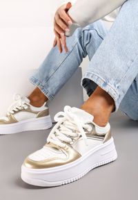 Renee - Biało-Złote Sznurowane Sneakersy na Platformie z Metalicznymi Wstawkami Arileva. Kolor: biały. Materiał: jeans. Obcas: na platformie