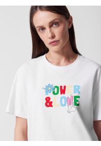 outhorn - T-shirt o kroju boxy z nadrukiem damski - biały. Kolor: biały. Materiał: dzianina, materiał, bawełna. Wzór: nadruk