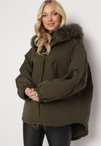 Born2be - Ciemnozielona Kurtka Parka Oversize z Futerkiem Mitto. Kolor: zielony. Materiał: futro. Długość rękawa: długi rękaw. Długość: długie. Sezon: zima, jesień. Styl: klasyczny, elegancki #4