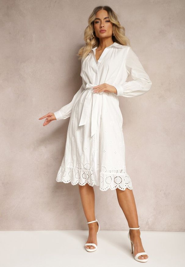 Renee - Biała Bawełniana Sukienka Koszulowa z Guzikami i Materiałowym Paskiem Wykończona Koronką Satala. Okazja: na co dzień. Typ kołnierza: dekolt w serek. Kolor: biały. Materiał: bawełna, materiał, koronka. Wzór: koronka. Typ sukienki: koszulowe. Styl: casual, klasyczny
