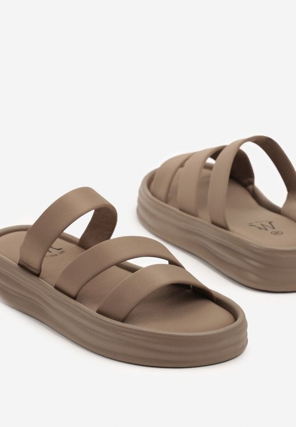 Born2be - Jasnobrązowe Klapki na Grubej Tłoczonej Podeszwie Pollavie. Okazja: na co dzień. Kolor: brązowy. Materiał: len, jeans. Styl: casual