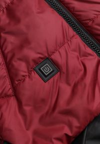 Born2be - Czerwona Przejściowa Kurtka Pikowana z Kapturem i Napisami na Rękawach Althone. Okazja: na co dzień. Typ kołnierza: kaptur. Kolor: czerwony. Materiał: poliester. Wzór: napisy. Styl: casual #4