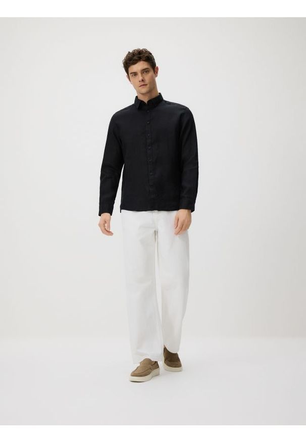 Reserved - Lniana koszula regular fit - czarny. Kolor: czarny. Materiał: len