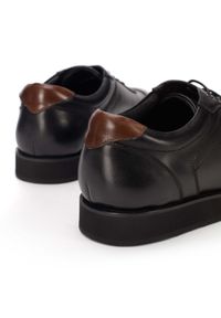 Wittchen - Męskie sneakersy ze skóry licowej na płaskiej podeszwie czarne. Zapięcie: sznurówki. Kolor: czarny. Materiał: skóra. Wzór: gładki. Obcas: na płaskiej podeszwie #8