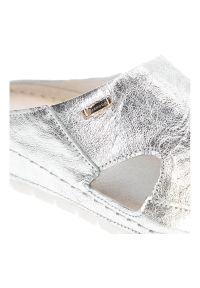 Srebrne Klapki Armodo Wygodne Obuwie Damskie. Okazja: na co dzień. Kolor: srebrny. Materiał: skóra. Styl: wizytowy, casual, glamour #4