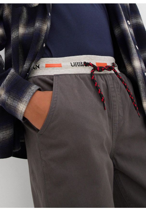 bonprix - Spodnie termiczne, Loose Fit. Kolor: szary. Wzór: napisy