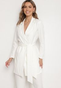 Born2be - Biała Sukienka w Stylu Marynarki z Paskiem i Usztywnionymi Ramionami Etinella. Okazja: na co dzień. Kolor: biały. Materiał: tkanina, jeans. Styl: casual, klasyczny #8