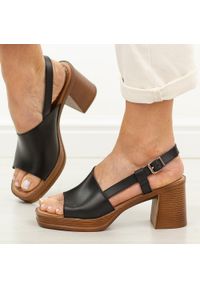 POTOCKI - Czarne sandały damskie na słupku Potocki 54324. Okazja: na co dzień, na randkę, na spotkanie biznesowe, do pracy, na imprezę. Kolor: czarny. Materiał: skóra. Sezon: wiosna, lato. Obcas: na słupku. Styl: casual, biznesowy, elegancki, klasyczny #1