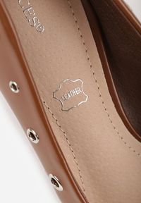 Renee - Brązowe Czółenka na Szpilce Vices Ozdobione Nitami z Wkładką ze Skóry Naturalnej Rilinessa. Okazja: na co dzień, do pracy, na spotkanie biznesowe. Kolor: brązowy. Materiał: skóra. Wzór: aplikacja. Obcas: na szpilce. Styl: klasyczny, casual, biznesowy #8