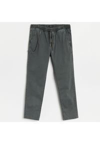 Reserved - Spodnie slim fit z elastycznym pasem - Szary. Kolor: szary #1