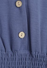 Renee - Granatowy Taliowany Kombinezon z Wiskozy Zapinany na Guziki Frisea. Kolor: niebieski. Materiał: wiskoza #8