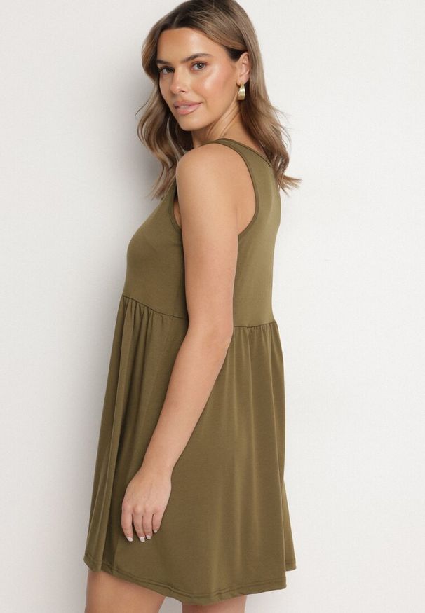 Born2be - Ciemnozielona Sukienka o Rozkloszowanym Kroju na Szerokich Ramiączkach z Guzikami Jenovira. Okazja: na co dzień. Kolor: zielony. Długość rękawa: na ramiączkach. Styl: casual