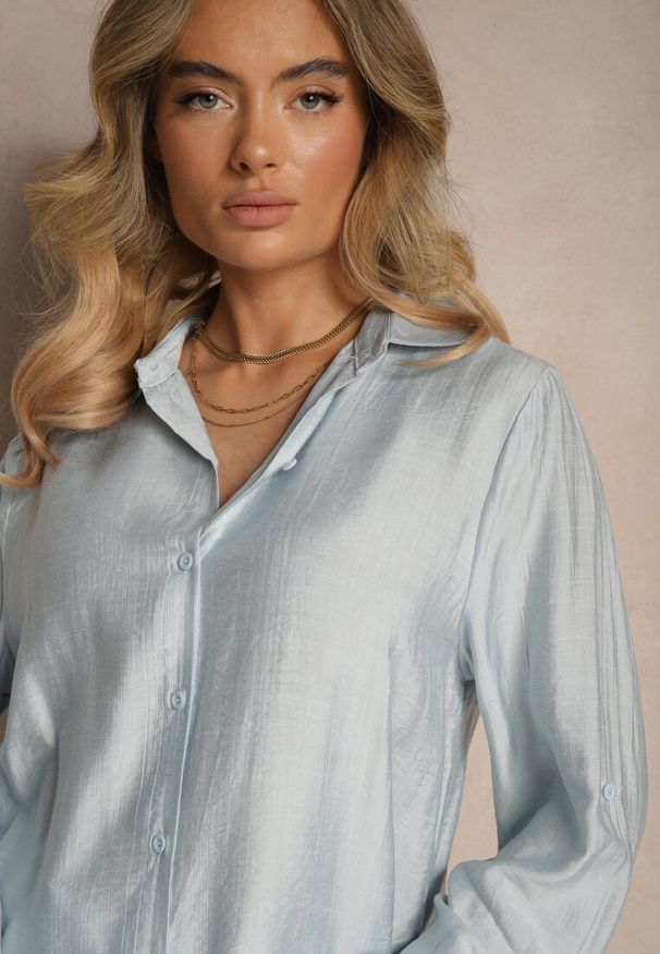 Renee - Jasnoniebieska Koszula o Kroju Oversize z Podpinanymi Rękawami Jenitta. Okazja: na co dzień. Kolor: niebieski. Materiał: jeans. Styl: elegancki, casual