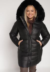 Born2be - Czarna Długa Kurtka Pikowana z Odpinanym Kapturem i Futerkiem Retelma. Okazja: na co dzień. Kolor: czarny. Materiał: futro. Długość: długie. Styl: casual #1