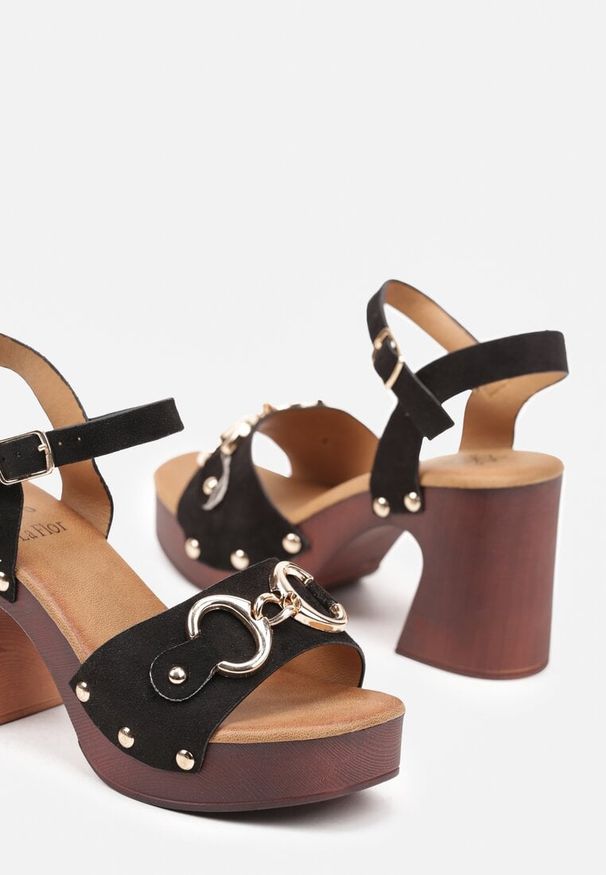 Renee - Czarne Sandały Inspirowane Drewniakami z Nitami i Metliczną Aplikacją na Słupku Maniora. Kolor: czarny. Materiał: jeans. Wzór: aplikacja. Obcas: na słupku