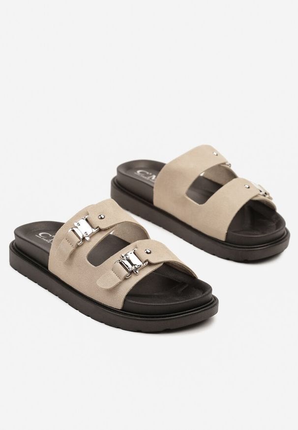 Born2be - Beżowe Klapki z Metalicznymi Klamrami Fallevia. Okazja: na co dzień. Kolor: beżowy. Sezon: lato. Obcas: na obcasie. Styl: elegancki, casual. Wysokość obcasa: niski