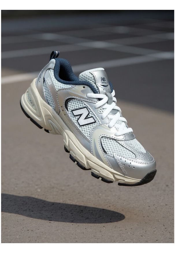 New Balance Sneakersy GR530KA Srebrny. Kolor: srebrny. Materiał: materiał
