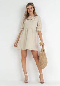Born2be - Beżowa Taliowana Sukienka Mini z Ażurowymi Wycięciami Przy Dekolcie Chesine. Kolor: beżowy. Wzór: ażurowy. Długość: mini #5