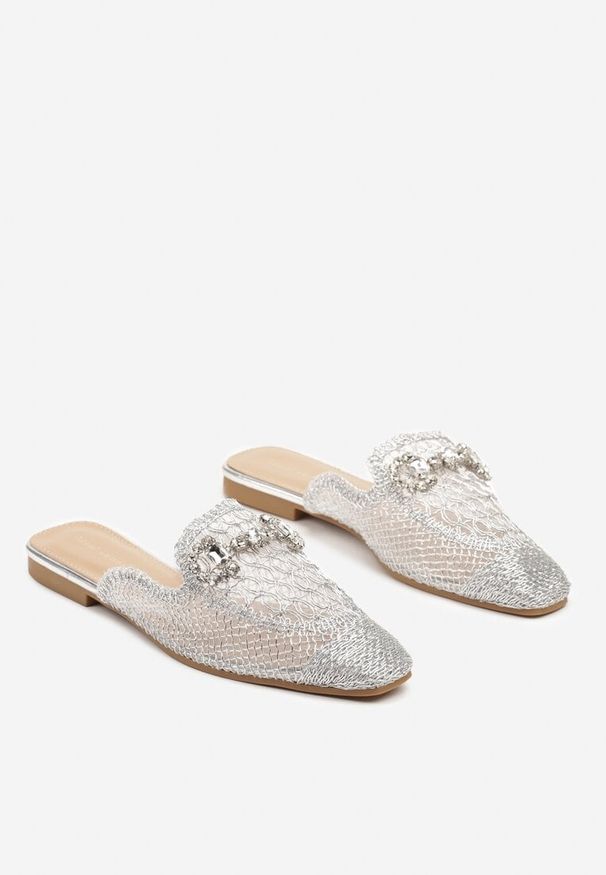 Born2be - Srebrne Klapki Mule z Ażurową Cholewką z Biżuteryjną Klamrą Frolabis. Kolor: srebrny. Wzór: ażurowy. Styl: elegancki