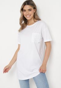 Born2be - Biały Bawełniany T-shirt o Klasycznym Fasonie z Kieszonką Asettia. Okazja: na co dzień, na spacer. Kolor: biały. Materiał: bawełna. Wzór: aplikacja. Styl: klasyczny #4