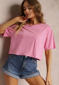 Renee - Jasnoróżowy T-shirt o Fasonie Cropped Oversize Brighta. Okazja: na co dzień. Kolor: różowy. Styl: casual, elegancki #1