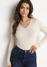 Born2be - Jasnobeżowy Sweter z Bawełną i Dekoltem w Serek Etarevia. Okazja: na co dzień. Typ kołnierza: dekolt w serek. Kolor: beżowy. Materiał: bawełna. Styl: casual #7