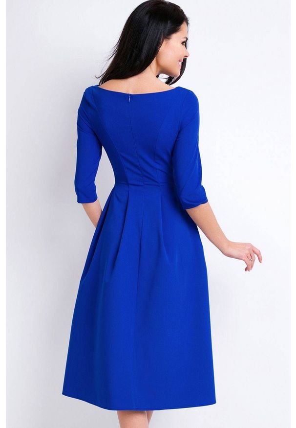 Sukienki.shop - Elegancka sukienka rozkloszowana midi z kontrafałdami niebieska. Okazja: do pracy. Kolor: niebieski. Styl: elegancki. Długość: midi