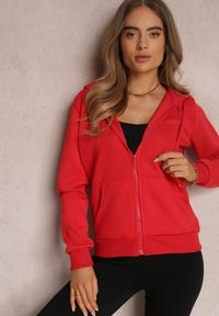 Renee - Czerwona Bluza z Kapturem Zapinana na Suwak Edan. Okazja: na co dzień. Typ kołnierza: kaptur. Kolor: czerwony. Materiał: jeans. Długość rękawa: długi rękaw. Długość: długie. Styl: sportowy, casual, elegancki, klasyczny #5