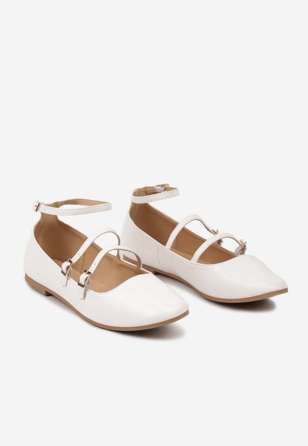 Born2be - Białe Eleganckie Balerinki z Ozdobnymi Paseczkami i Klamerkami Leritala. Okazja: do pracy. Kolor: biały. Materiał: len. Sezon: lato. Obcas: na płaskiej podeszwie. Styl: elegancki