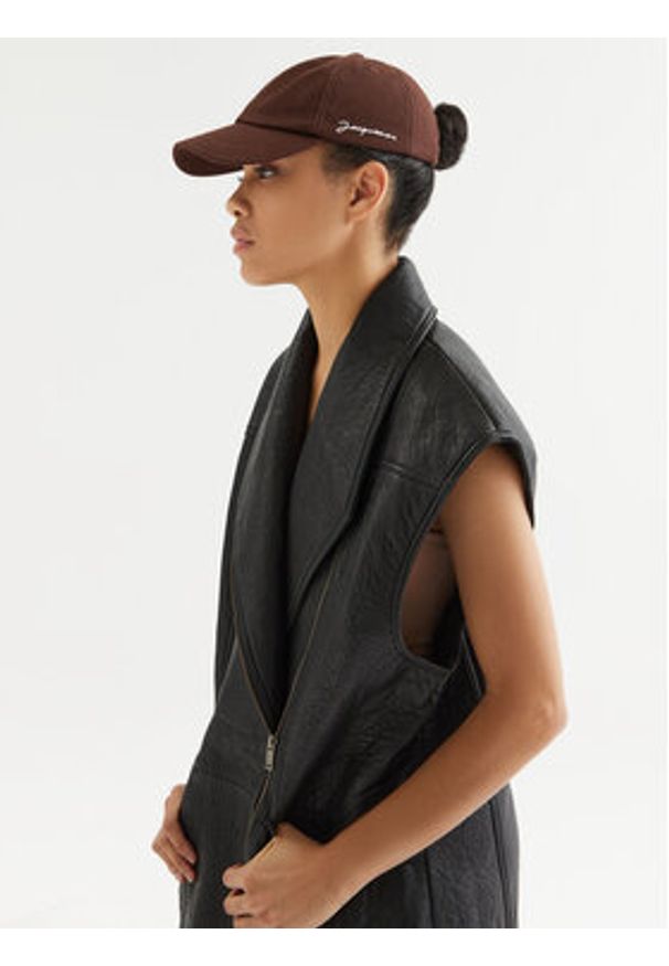 JACQUEMUS Czapka z daszkiem 216AC009 Brązowy. Kolor: brązowy. Materiał: bawełna, materiał