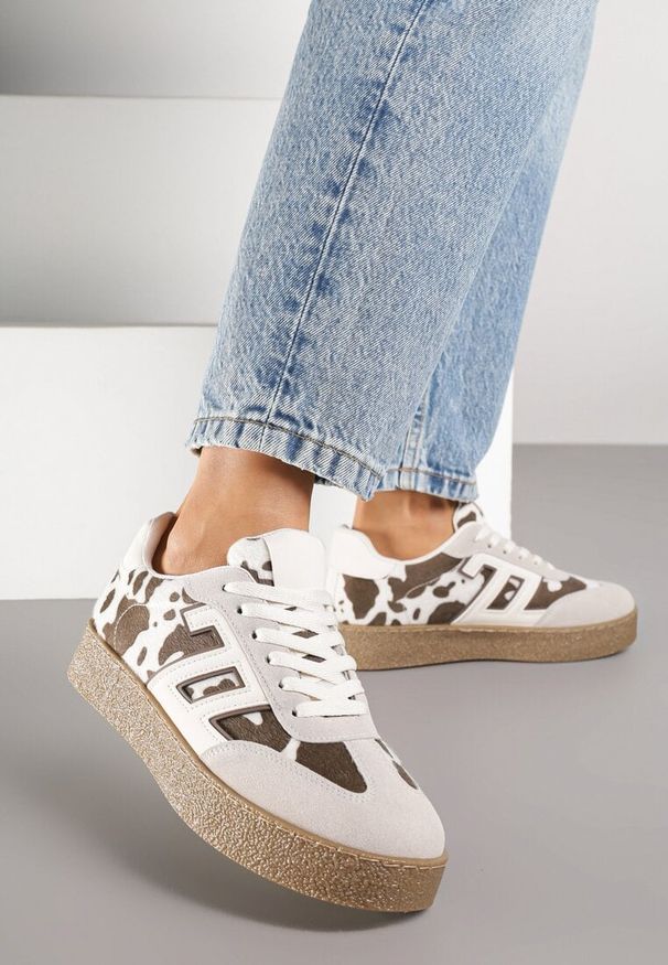 Renee - Beżowo-Brązowe Sneakersy Ozdobione Geometrycznym Motywem Lanelise. Okazja: na co dzień. Kolor: beżowy. Materiał: jeans. Wzór: aplikacja, geometria