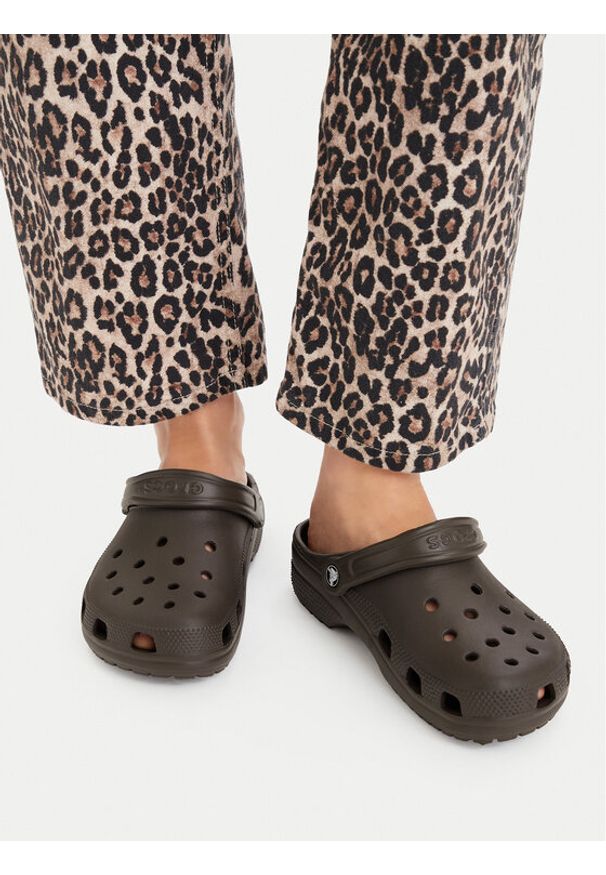 Crocs Klapki Classic 10001 Brązowy ciemny. Kolor: brązowy