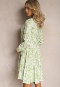 Renee - Zielono-Biała Kopertowa Sukienka Mini z Falbanką i Ozdobnym Printem Oletia. Kolor: zielony. Materiał: materiał. Długość rękawa: długi rękaw. Wzór: nadruk. Typ sukienki: kopertowe. Długość: mini