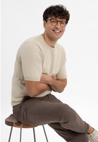 Volcano - T-shirt basic z dzianiny TM-BURRO. Kolor: beżowy. Materiał: dzianina. Długość rękawa: krótki rękaw. Długość: krótkie. Wzór: gładki. Styl: klasyczny #1