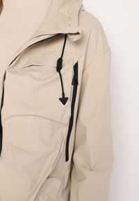 Born2be - Beżowa Kurtka Wiatrówka z Kieszeniami i Ściągaczami Braliana. Okazja: na spacer. Kolor: beżowy. Materiał: jeans. Styl: sportowy, elegancki #7