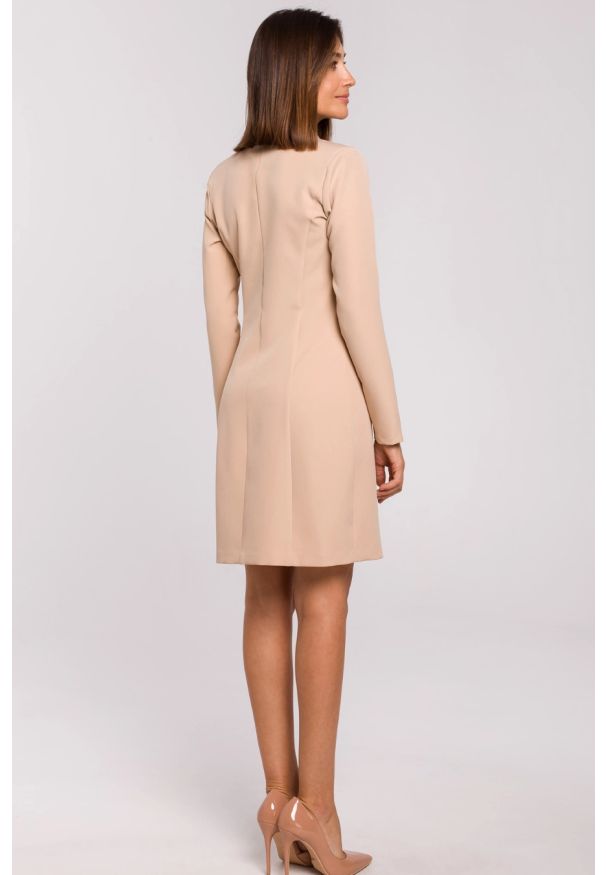 Sukienki.shop - Elegancka sukienka marynarka biznesowa do pracy beżowa. Okazja: do pracy, na spotkanie biznesowe. Kolor: beżowy. Styl: biznesowy, elegancki