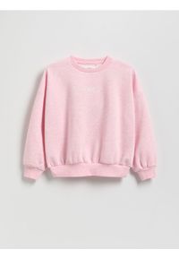 Reserved - Bluza z haftowanym napisem - różowy. Kolor: różowy. Materiał: dzianina, bawełna. Wzór: napisy, haft