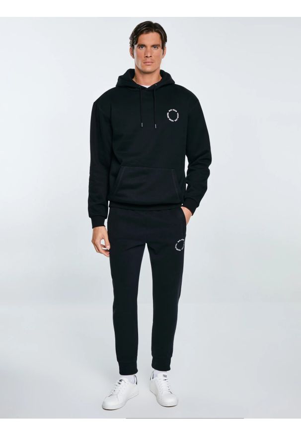Big-Star - Bluza męska z kapturem czarna Ajrojer 906. Okazja: na co dzień. Typ kołnierza: kaptur. Kolor: czarny. Materiał: jeans, materiał, dzianina. Wzór: haft. Styl: casual