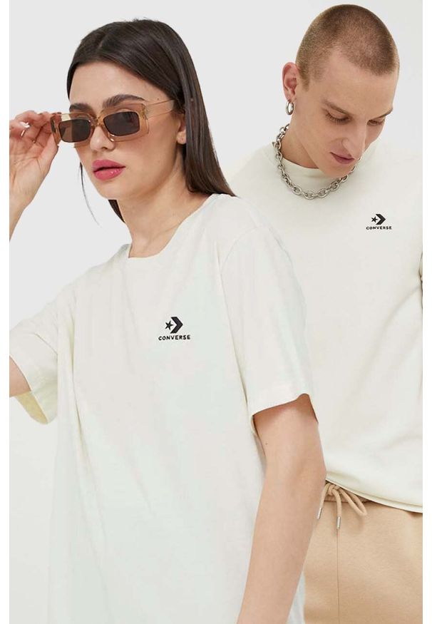 Converse t-shirt bawełniany kolor beżowy z aplikacją. Kolor: beżowy. Materiał: bawełna. Długość rękawa: krótki rękaw. Długość: krótkie. Wzór: aplikacja. Styl: klasyczny
