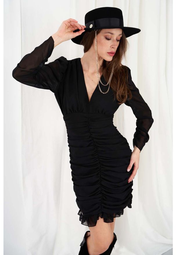 Lemoniade - Elegancka Dopasowana Sukienka z Marszczeniami - Czarna. Kolor: czarny. Materiał: wiskoza. Styl: elegancki