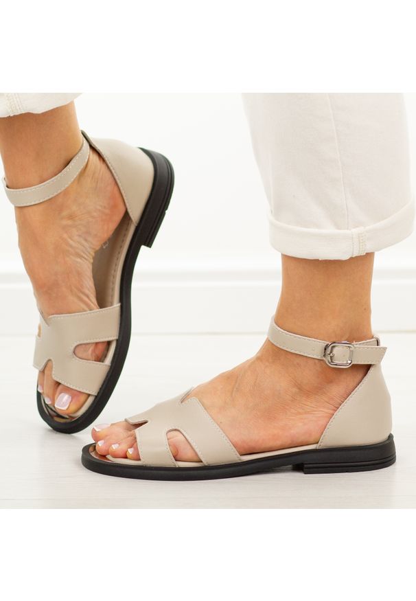 Beżowe skórzane sandały damskie Vinceza 62305. Okazja: na co dzień. Zapięcie: pasek. Kolor: beżowy. Materiał: skóra. Sezon: wiosna, lato. Styl: elegancki, casual, wizytowy