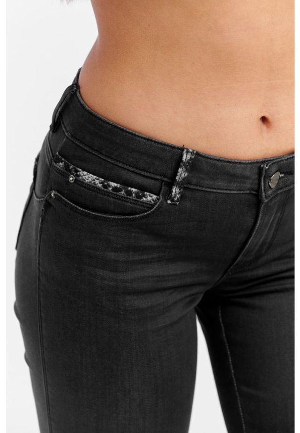 Guess - GUESS Czarne jeansy damskie Cosy phyton. Kolor: czarny. Wzór: aplikacja