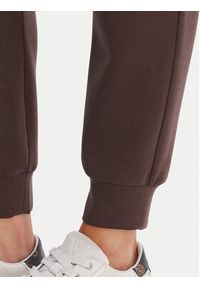 Guess Spodnie dresowe V4YB08 KCAY2 Brązowy Regular Fit. Kolor: brązowy. Materiał: syntetyk #5